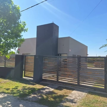 CASA 2 DORMITORIOS CON PISCINA BARRIO LAS TARDES ROLDAN