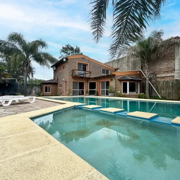 VENTA - Casa de 1 dormitorio con quincho, parque y piscina. Pueblo Esther.