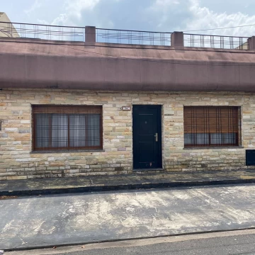 Casa de 4 ambientes en lote propio en Ramos Mejia