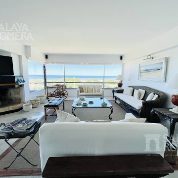 VENTA  Aguas Azules 3 dormitorios en suite primera linea Playa Brava