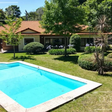 Casa con escritura en Barrio San Juan. Lote esquina verde. Hudson. Berazategui