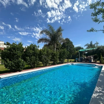 VENDE/PERMUTA amplia casa quinta ubicada en Comehue