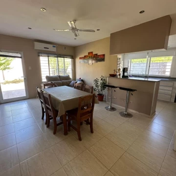 VENDE/PERMUTA amplia propiedad ubicada en Andrade 120