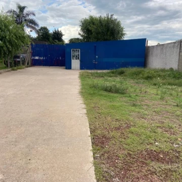 Alquiler de local comercial con amplio estacionamiento en Carmelo