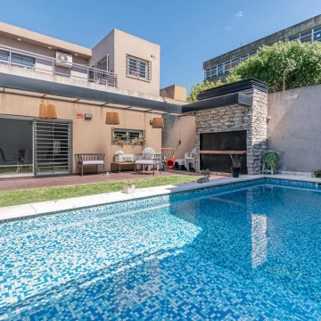 Venta casa 4 ambientes con jardín, piscina y cochera en Ramos Mejia.