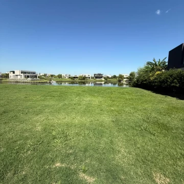 Terreno con laguna en  Barrio Privado Ceibos, Puertos del Lago