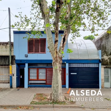 Casa en venta Rosario zona Sur cochera, jardin y pileta.