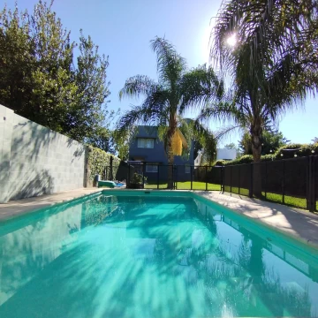 VENTA/PERMUTA - Casa 3 dormitorios con quincho y pileta. Oliveros.
