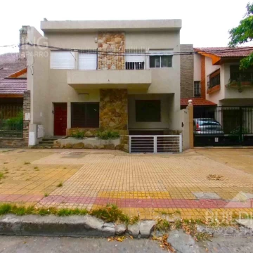 Casa en venta - 4 dormitorios - La Plata - Cochera cubierta