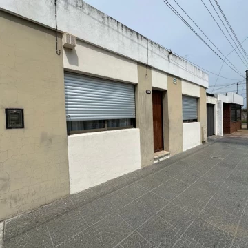 VENDE/PERMUTA casa ubicada en Rondeau 194