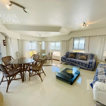 VENTA - Departamento de tres dormitorios y dos baños frente a Punta Shopping en Punta del Este