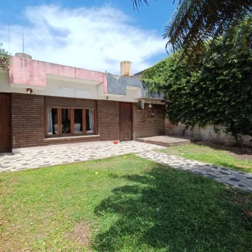 VENTA | PERMUTA - Casa de pasillo de 2 dormitorios con jardín. Las Heras, Rosario.