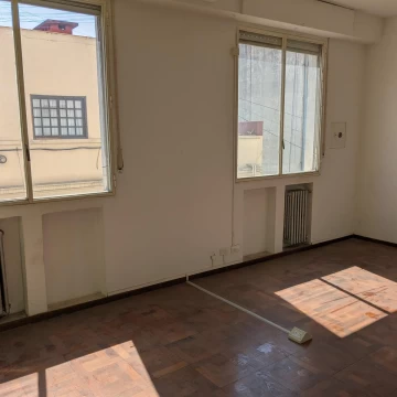 Oficina en Venta - piso alto con luz natural en Av de Mayo