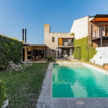 VENTA/PERMUTA – Casa 3 dormitorios con Jardín y Pileta - Las Pérgolas, Soldini.