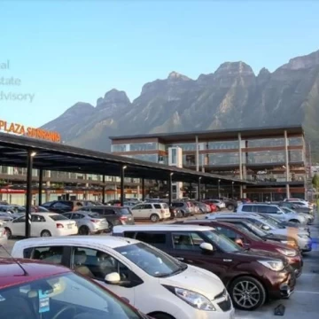 Local en Renta en Av. Puerta de Hierro, Monterrey NL.
