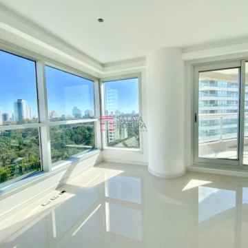 Venta departamento en Playa Brava, torre de categoria, 2 dormitorios   dependencia de servicio