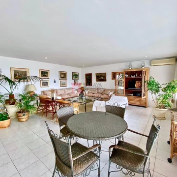 Venta en primera linea de playa mansa, 4 dormitorios en suite, 2 dependencias,  Punta del Este