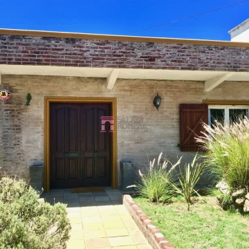 Casa en venta 5 dormitorios con baño en suite, piscina y parrillero propio, Manantaiales,