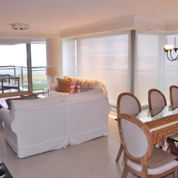 Apartamento de 4 dormitorios ubicado en primera linea de Playa Brava, Punta del Este
