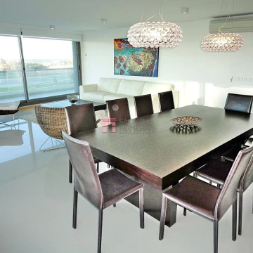 VENTA:  3 DORMITORIOS   4 BAÑOS PRIMERA LINEA PLAYA BRAVA PUNTA DEL ESTE