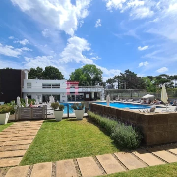 VENTA: 1 DORMITORIO GRANDE PB EXCELENTE UBICACIÓN SERVICIOS DELUXE PUNTA DEL ESTE