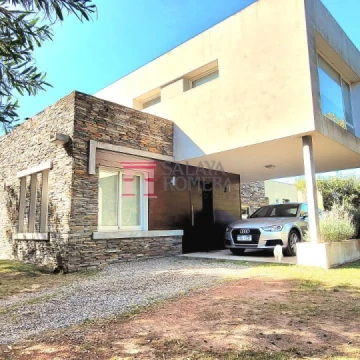 VENTA:  CASA 4 DORMITORIOS EXCELENTE UBICACIÓN PUNTA DEL ESTE
