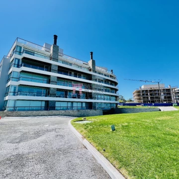 VENTA:  3 DORMITORIOS PENTHOUSE PLAYA MANSA PUNTA DEL ESTE