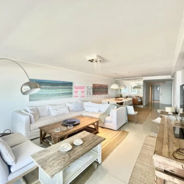 VENTA:  3 DORMITORIOS Y DEPENDENCIA  TORRE LOBOS PLAYA BRAVA