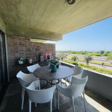 VENTA - Departamento de 2 dormitorios mas dependencia en primera linea Playa Brava SAP5864400