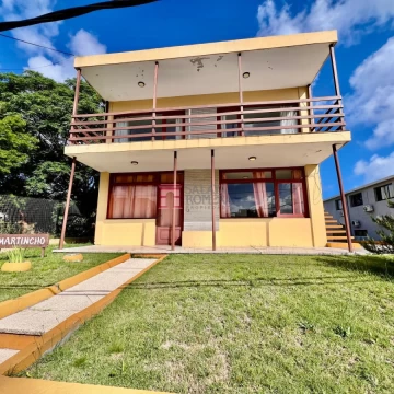 Casa en venta dos plantas de 4 dormitorios en Playa Mansa