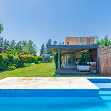 Venta-Casa de 3 dormitorios, pileta y jardín- Puerto Roldán