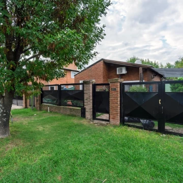 VENTA | PERMUTA - Casa 2 dormitorios, ingreso para auto y patio verde - Funes, Santa Fe.