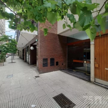 Departamento 3 amb con dependencia y cochera en venta.