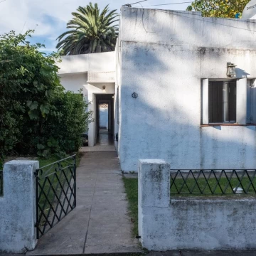 Casa 5 ambientes 74m2 en pequeño barrio cerrado con jardín