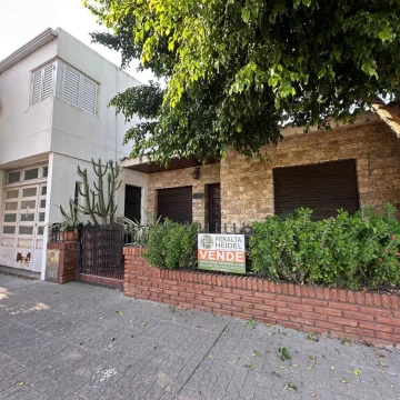 VENDE/PERMUTA amplia casa ubicada en Prado Español.