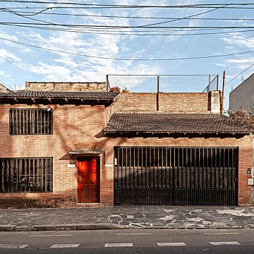 Venta de Casa en Parque Patricios 7 ambientes, 2 cocheras, quincho, terraza.