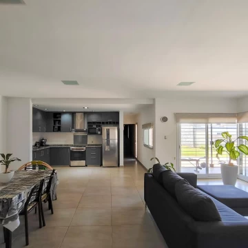 VENTA | PERMUTA - Casa de 1 dormitorio con cochera doble - Campiñas de Piñero.