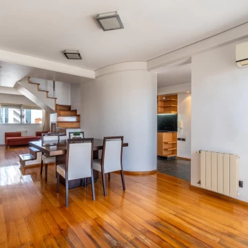 VENTA- Duplex de 2 dormitorios  comodín, terraza exclusiva, cochera y amenities. APTO CRÉDITO