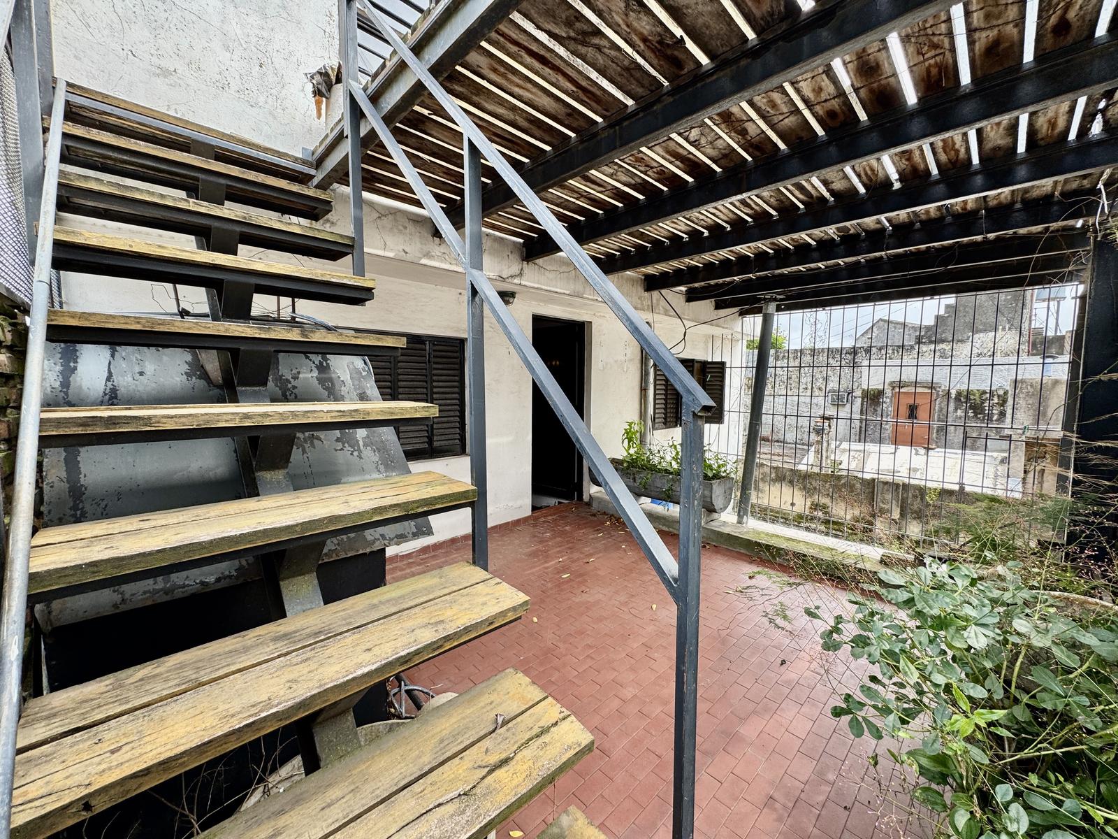 Casa de tres plantas en Jorge Cura