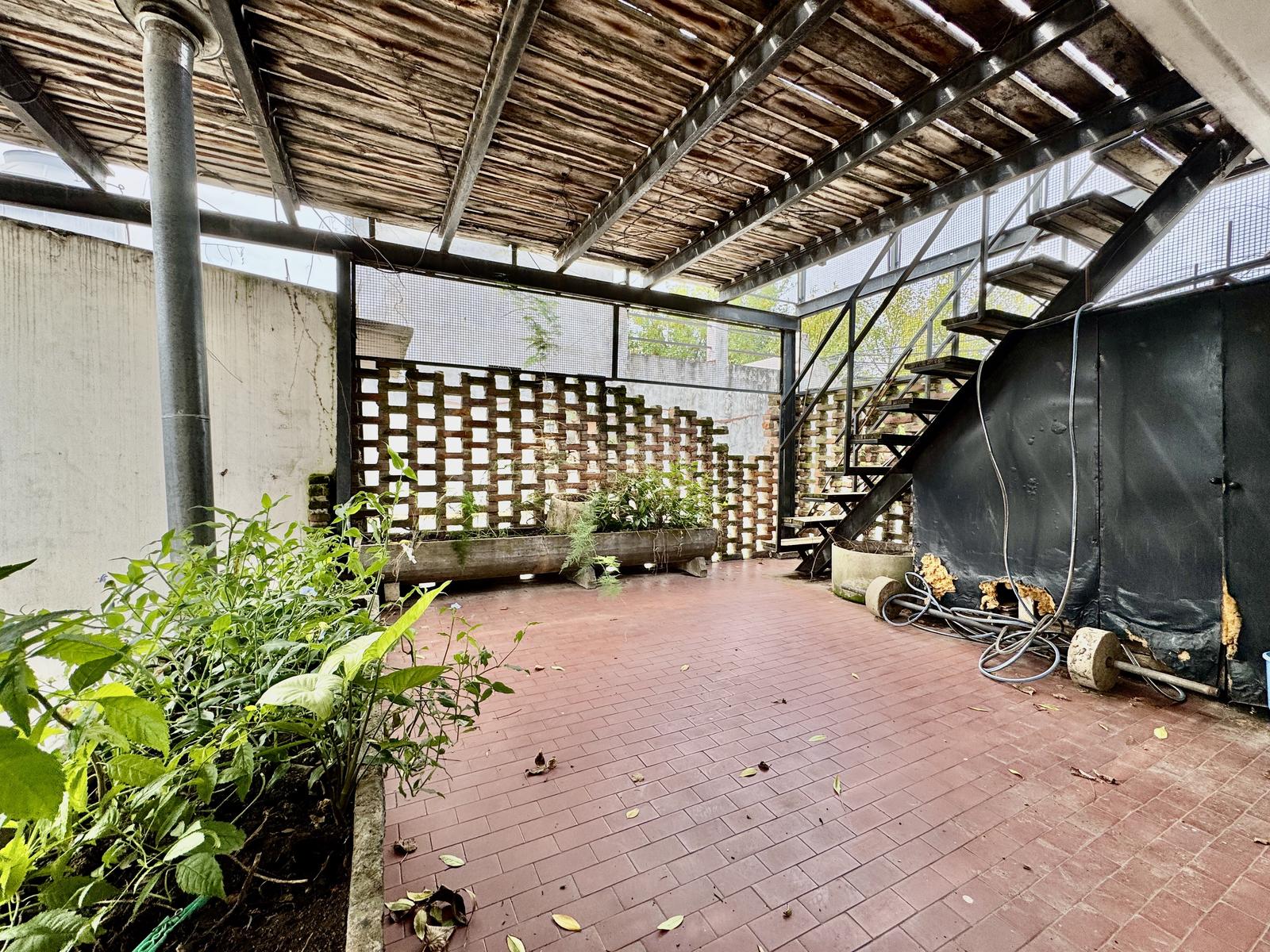 Casa de tres plantas en Jorge Cura