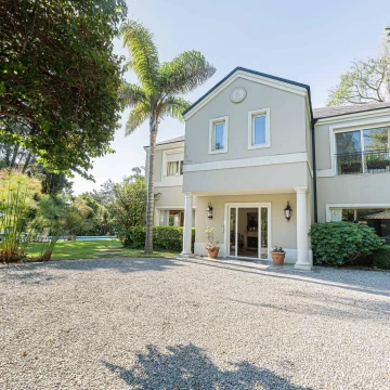 Venta Moderna Casa 5 dorm. San Isidro