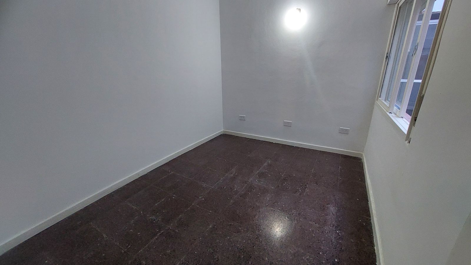 Dormitorio con pisos de granito