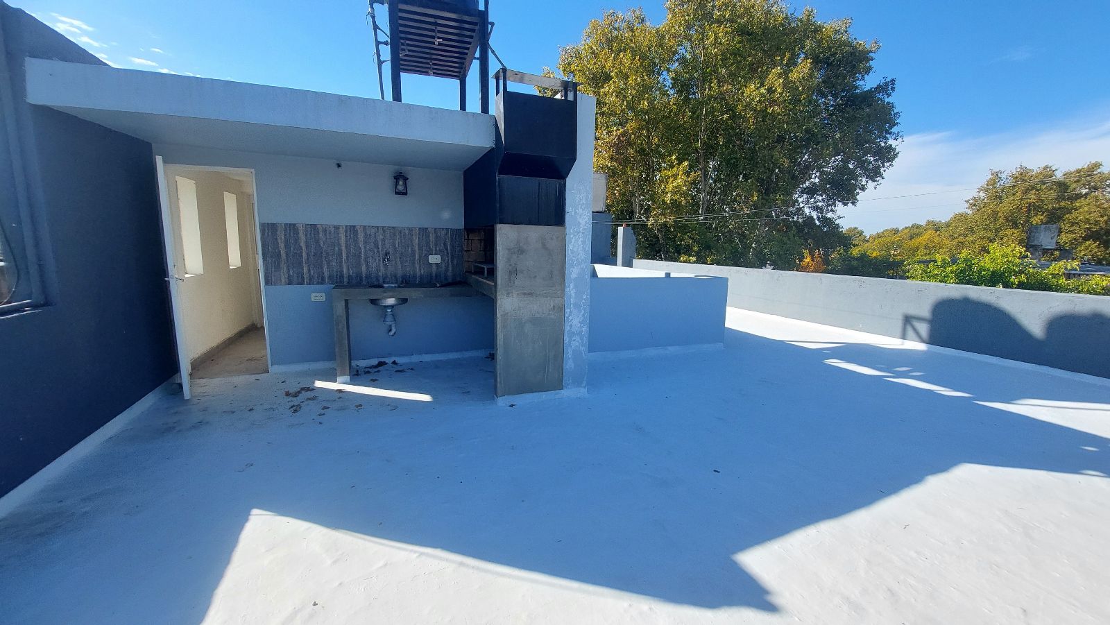 Terraza con parrillero