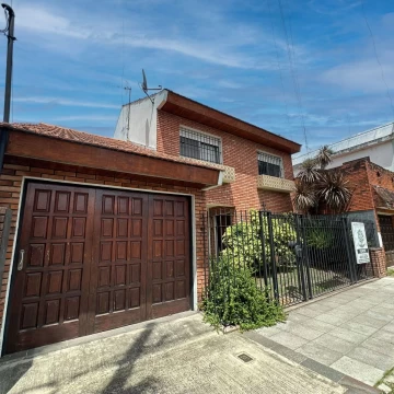 Venta de Casa 4 AMBIENTES en Castelar, Morón