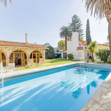 Casa en lo mejor de  Banfield sobre espectacular lote triple frente