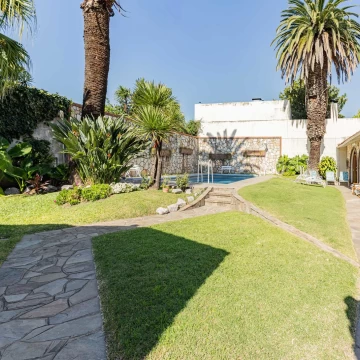 Casa en lo mejor de  Banfield sobre espectacular lote triple frente
