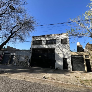 VENTA Galpón  con oficina Barrio Azcuenaga Permuta RENOVADO EXCELENTE ESTADO