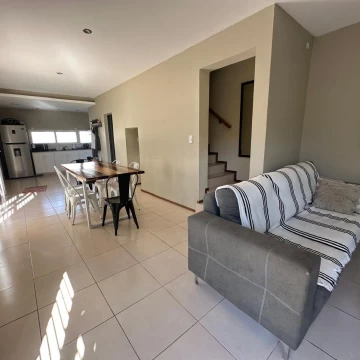 VENDE casa en dos plantas ubicada en La Emilia