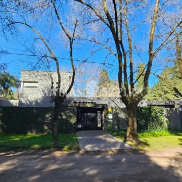 Hermosa casa 4 ambientes estilo minimalista en Parque Leloir