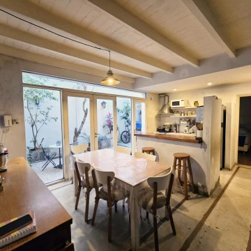 Casa al frente en venta Mendoza y Bv Oroño Rosario Patio Terraza PH